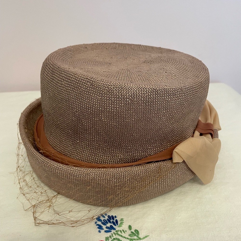 Vintage 1960s tan top hat with veiling